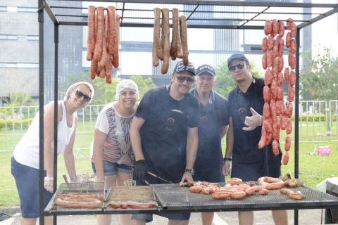 Costela de chão e parrillada argentina são os pratos mais procurados na Feira Gastronomia no Palácio