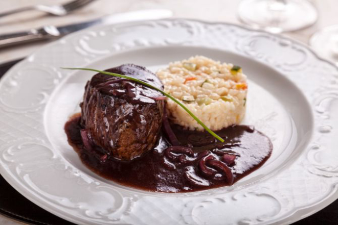 Risoto de abobrinha e limão confit acompanha o mignon ao molho bordelaise. Foto: Fernando Zequinão / Gazeta do Povo.