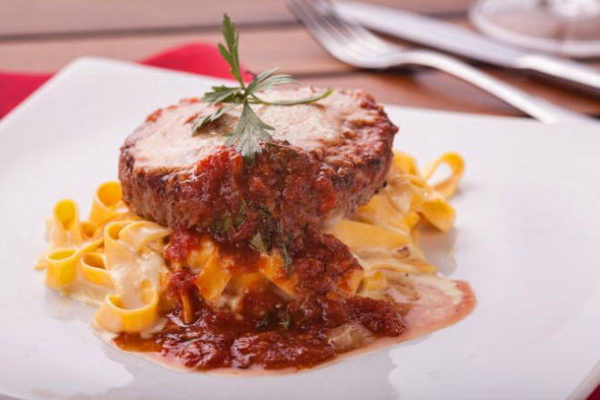 fettuccine ao molho Alfredo, que acompanha o polpetone à parmegiana. Foto: Fernando Zequinão / Gazeta do Povo.