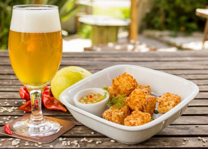Chopp Pilsen Artesanal Saint Bier 300ml, dadinhos de tapioca e queijo coalho com geleia de pimenta e abacaxi, no Limoeiro. Foto: Divulgação.<br>