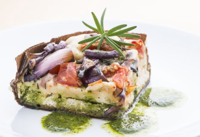 Focaccia de fermentação natural com tomate, cebola roxa, alecrim e pesto genovese (R$ 32 o quilo). Foto: Letícia Akemi/Gazeta do Povo.