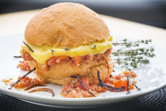 Hambúrguer de linguiça Blumenau com molho de tomate e pasta de mandioquinha (R$ 28). Foto: Letícia Akemi/Gazeta do Povo.