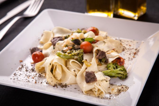 papardelle na manteiga de ervas, com alho-poró, brócolis, tomate cereja e iscas de mignon. Foto: Fernando Zequinão / Gazeta do Povo.