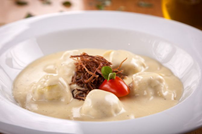 Raviolone de abóbora com carne seca e molho marguerita. Foto: Fernando Zequinão / Gazeta do Povo.