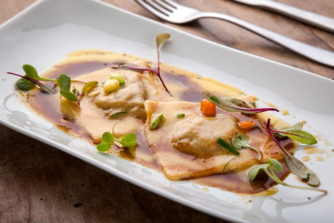 Ravióli de costela com molho do assado e agrião. Foto: Fernando Zequinão / Gazeta do Povo.