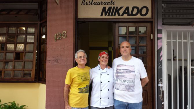 Hélio Coutinho, Carolina Jaime e Alfredo Dias Coelhos são os novos proprietários do Mikado. Foto: Andrea Torrente/Gazeta do Povo.