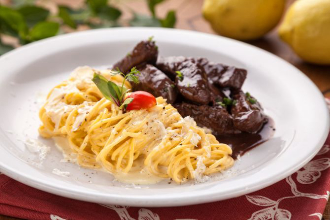 Linguine da casa ao molho parmesão é servido com tiras de filé mignon ao molho à base de vinho. Foto: Fernando Zequinão / Gazeta do Povo.
