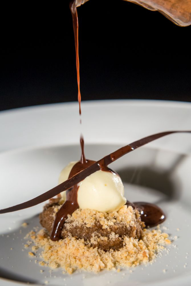 Sorvete de baunilha e banana. A calda de chocolate é adicionada à mesa na frente do cliente. Foto: Priscilla Fiedler/Divulgação.