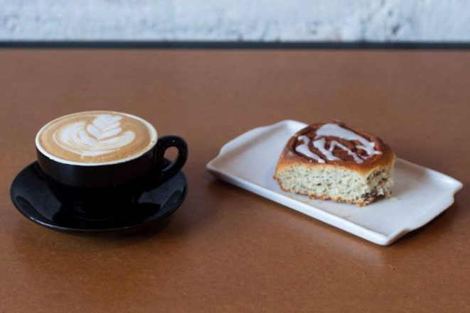Latte do Supernova com cinnamon roll. Foto: Luiz Cesar Mello Jr/Divulgação