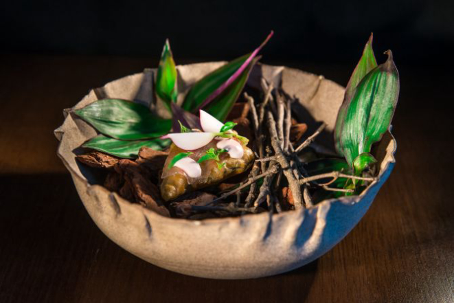 Tempura de espinafre com lardo, gel de limão e maionese de rabanete. Foto: Priscilla Fiedler/gazeta do Povo.