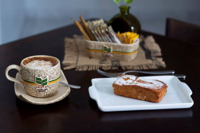 Cappuccino e torta sem glúten e sem lactose. Foto: Luiz Cesar Mello Jr/Divulgação