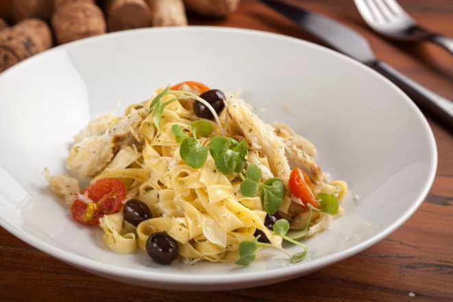 Tagliatelle com lascas de bacalhau, azeitonas portuguesas e tomate confitado. Foto: Fernando Zequinão / Gazeta do Povo.