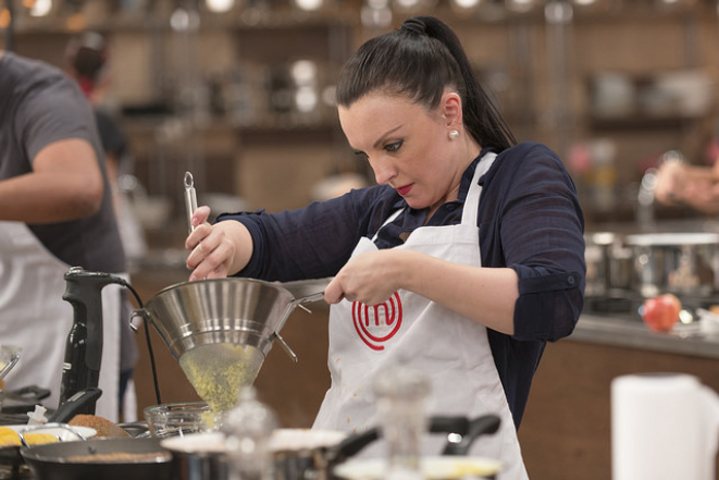 A paranaense Thaiana durante o preparo do seu t-bone.