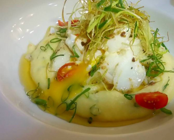 Bacalhau com purê de batata e alho assado, ovo poché e tapenade de azeitonas do Alessandro e Frederico, preparado pelo chef Ivo Lopes. Foto: Divulgação