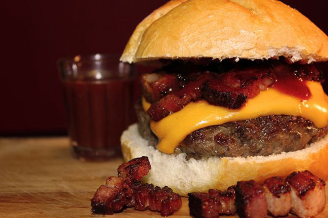 Hambúrgue do Altman Gastronomia, food truck que participa do Parada Truck em Maringá. Foto: Divulgação.