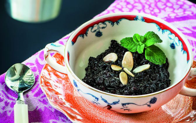 Arroz negro doce. Foto: Letícia Akemi/Gazeta do Povo