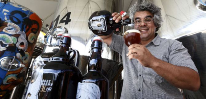 Samuel Cavalcanti, da Bodebrown, fechou parceria com restaurantes de Curitiba para que não cobrem rolha dos growlers. Foto: Albari Rosa