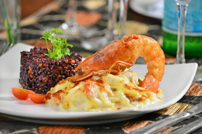 Camarão gratinado com arroz negro ao molho mornay do Armazém Santo Antônio. Foto: Marcelo Krelling/Divulgação