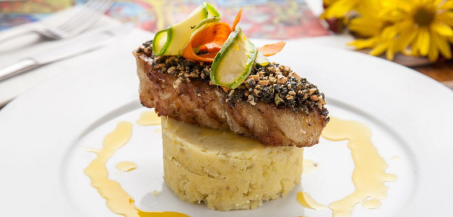 Mezanino das Artes: pescada em crosta de ervas aromáticas e nozes, acompanhado de purê de batata doce e redução de mimosa. Foto: Divulgação.