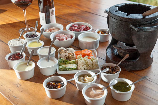 Fondue de carne, frango e lombo na pedra com 13 molhos. Foto: Fernando Zequinão/Gazeta do Povo