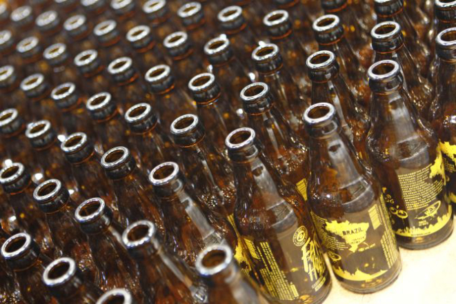 Garrafas vazias de Way Beer. Foto: Antônio More/Gazeta do Povo.