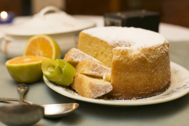 O "bolo de laranja à minha moda" é uma das receitas que estão no livro "Doces Lembranças". Ela foi encontrada em um caderno de receitas de 1932. Foto: Konrahd Karam/Divulgação