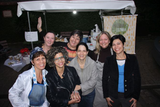 Mulheres que organizaram e produziram as comidas à venda na feira gastronômica da Semana Latinoamericana de Economia Colaborativa. Foto: Jaqueline Conte/Divulgação