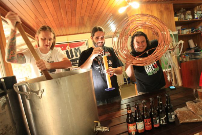 Murilo Henrique Marecki Foltran, Julio Amorim Moutinho e Luiz Felipe Camargo Araujo, sócios da DUM, cervejaria associada da gaudenBier, em Curitiba. Foto: Ivonaldo Alexandre.