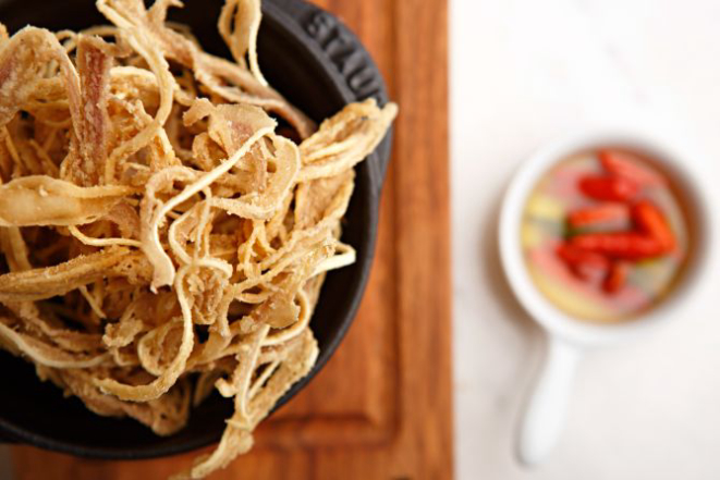 Orelha de porco frita. Foto: Carol Gherardi/Divulgação.