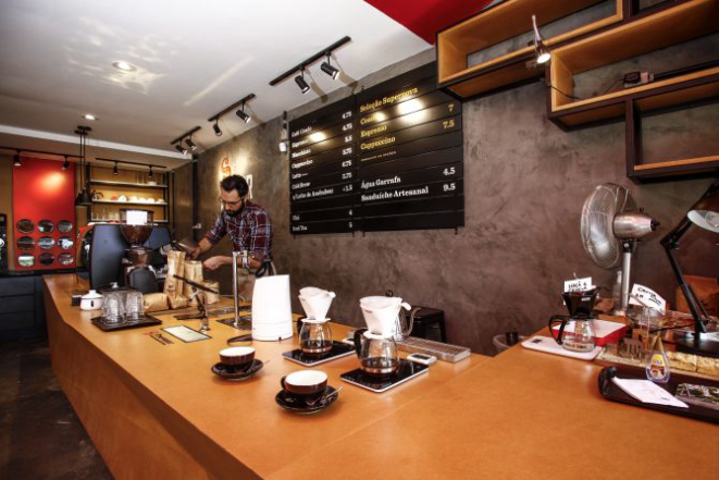 A cafeteria, que inaugurou no começo do ano no Batel, serve cafés brasileiros e importados. Foto: André Rodrigues/Gazeta do Povo.