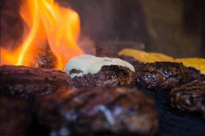 Hambúrguer 100% artesanal a base do whisky Jack Daniel's. Foto: reprodução/facebook.