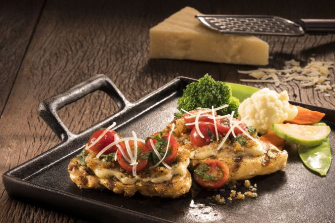 Boneless Parmesan Crusted Chicken (R$ 44,50). Foto: Divulgação.