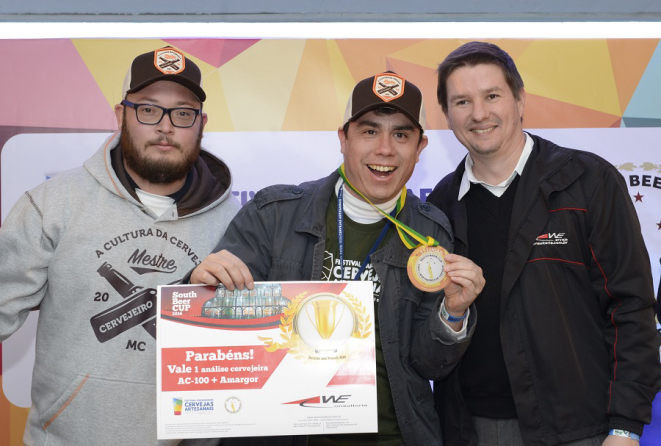 Sidney Radichevski (ao centro), da Raridades Cervejas, não esconde a felicidade pela premiação.