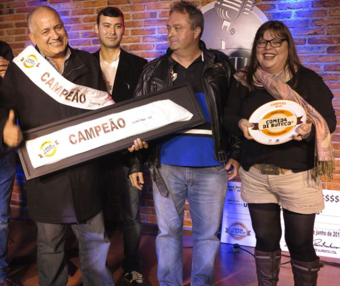 Rodrigo Grandal Domingues (esq.) e a esposa Ledi Godinho, do Dom Rodrigo, comemoram a vitória na segunda edição do Comida di Buteco, em Curitiba. Foto: Andrea Torrente / Gazeta do Povo