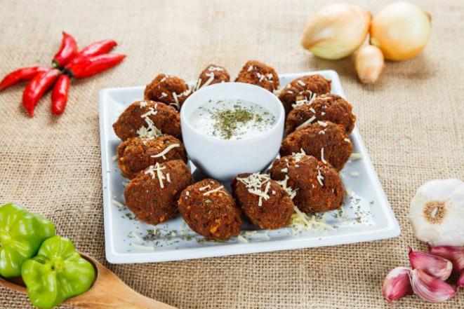 Petisco campeão: bolinho de carne com parmesão e provolone, acompanhado de molho gorgonzola, do Dom Rodrigo. Foto: Divulgação.