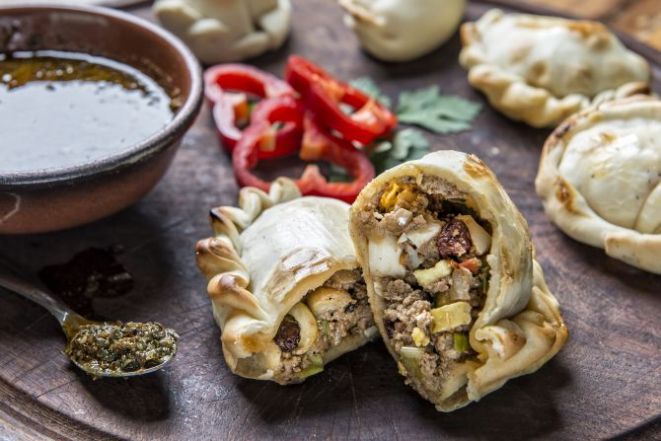 Empanada de carne moída, azeitona, ovo e passas é a mais pedida; Foto: Letícia Akemi/Gazeta do Povo