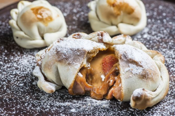 Empanada com doce de leite e morango, com massa finíssima e recheio farto. Foto: Letícia Akemi/Gazeta do Povo.