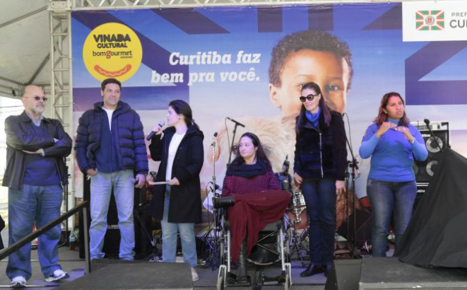 entrega hand bike vinada cultural 2016. Foto: Pedro Serapio/Gazeta do Povo.