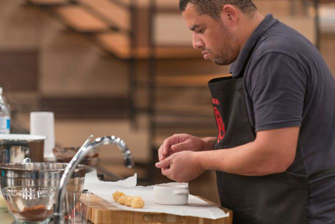 Rodrigo dando forma para as suas "trufas". Foto: reprodução/Band.