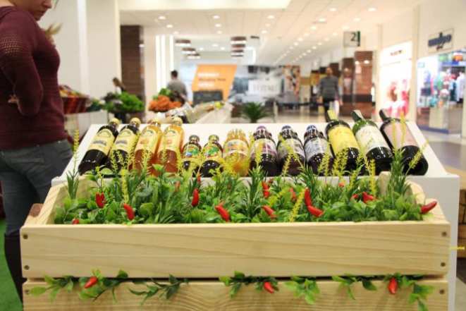Feira de orgânicos no Shopping Total, em Curitiba, reúne produtos in natura e também processados, como vinho. Foto: Divulgação