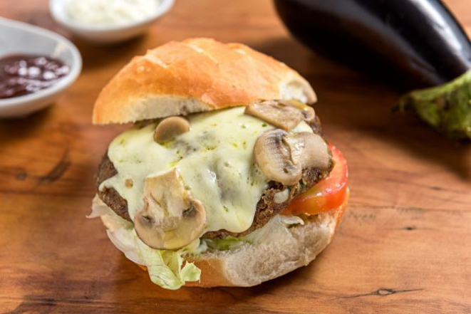 Hambúrguer com cogumelos. Foto: Fred Kendi.
