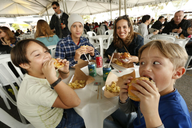 Geziele Camargo, de 38 anos, é a mãe de Bruno Camargo, de 11 anos (de amarelo), que é apaixonado por hambúrguer. A família tem ainda o Mateus Camargo, de 7 anos, e o Josué Marloch, de 13 anos, é amigo da família. (Foto: Hugo Harada / Gazeta do Povo)