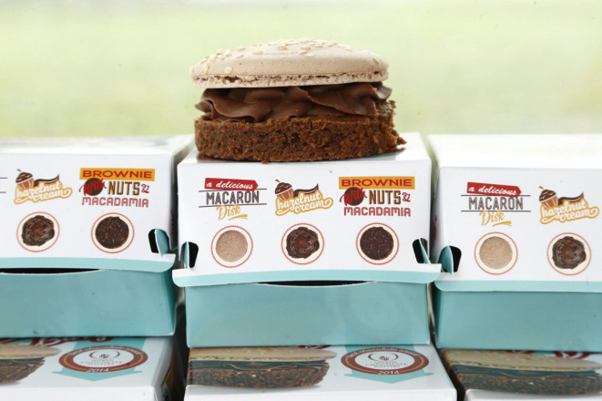 Com a base de brownie, recheio de Nutella e cobertura de macarron, o Brownie Burguer fez sucesso como o hambúrguer doce da feira (Foto: Hugo Harada)