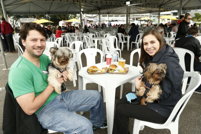 Anna e Wellington Nelsen, de 33 e 37 anos, trouxeram os cachorros da família: Hugo e Fivelinha. (Foto: Hugo Harada/ Gazeta do Povo)