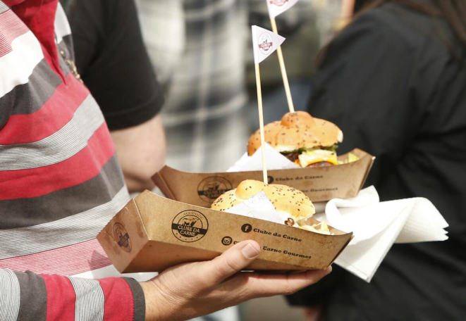 O Monster Black Burguer foi o sanduiche mais buscado no primeiro dia da Feira Gastronômica do Palácio, versão hambúrguer (Foto: Hugo Harada/ Gazeta do Povo)