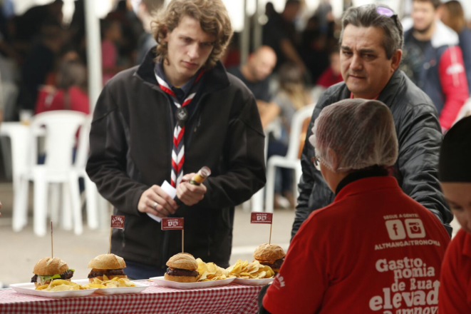 No auge do movimento, cerca de 1,5 mil pessoas passaram pela feira nesse sábado (4) (Foto: Hugo Harada)