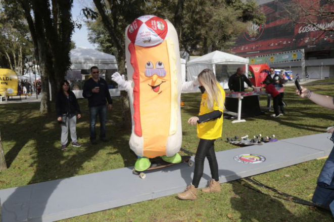 Tem até skate adaptado para pessoas com deficiência. Foto: Pedro Serapio/Gazeta do Povo.