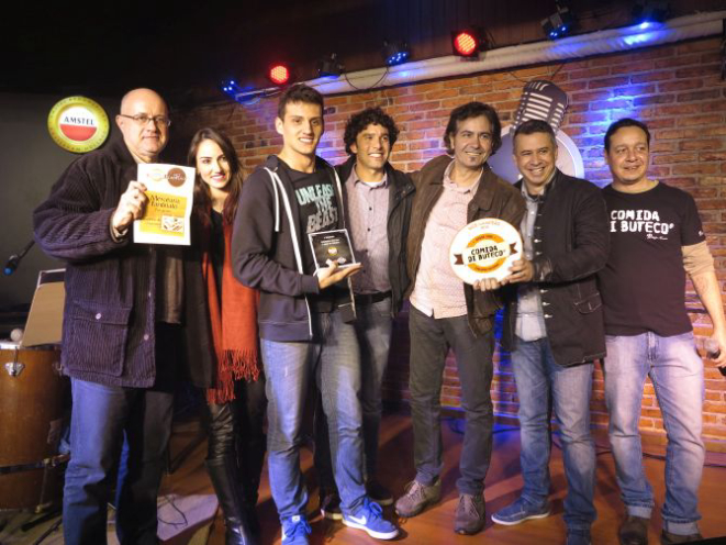 Os representantes da Mercearia Fantinato comemoram o segundo lugar no Comida di Buteco 2016. Foto: Andrea Torrente/Gazeta do Povo.