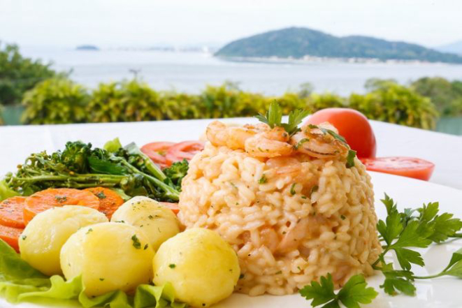 O litoral do Paraná estará em festa de 24 de junho a 31 de julho, período em que acontece a 6ª. edição do festival Sabores do Litoral. São 40 estabelecimentos, entre restaurantes, hotéis e pousadas, dos sete municípios da região, além da Ilha do Mel que oferecerão descontos nos pratos participantes e nas tarifas de hospedagem. Foto: Divulgação.