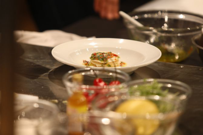 Mil folhas de pupunha com vieiras preparado pelo chef Claude Troisgros. Foto: Antonio More.